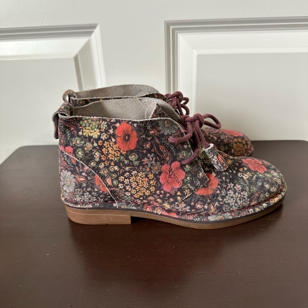 Hush Puppies Cyra Catelyn Black Multi Floral Suede Chukka Boots size 6.5